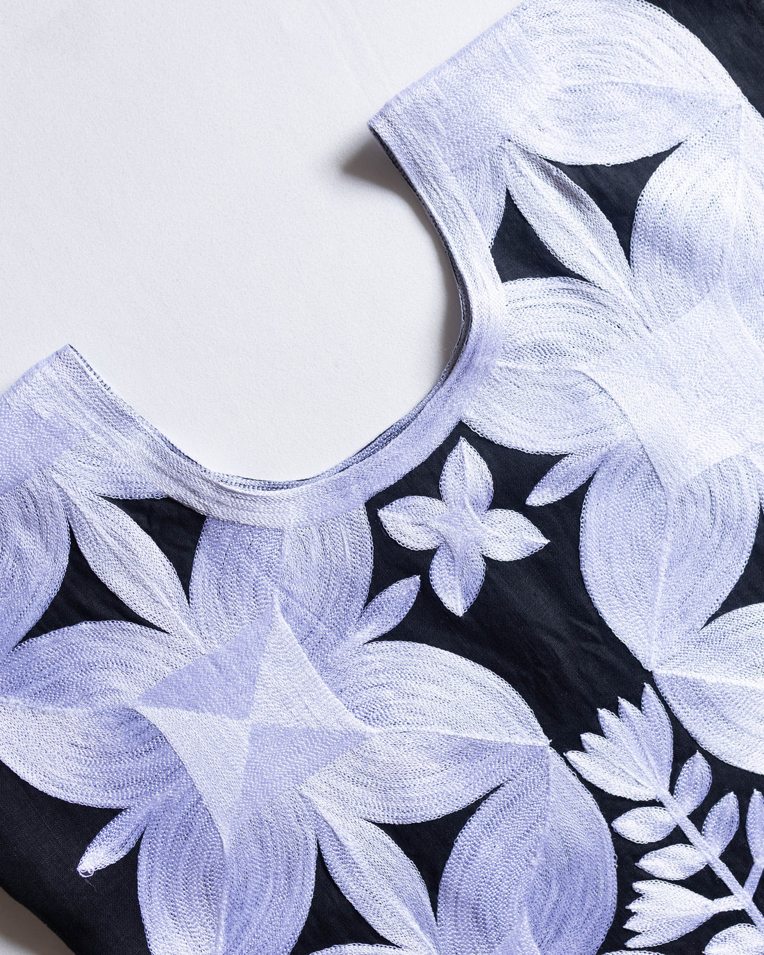 Huipil Cuatro Pétalos Negro / Blanco