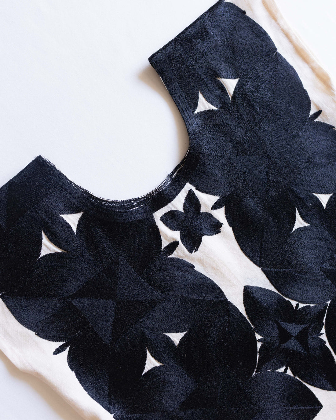 Huipil Cuatro Pétalos Crudo / Negro