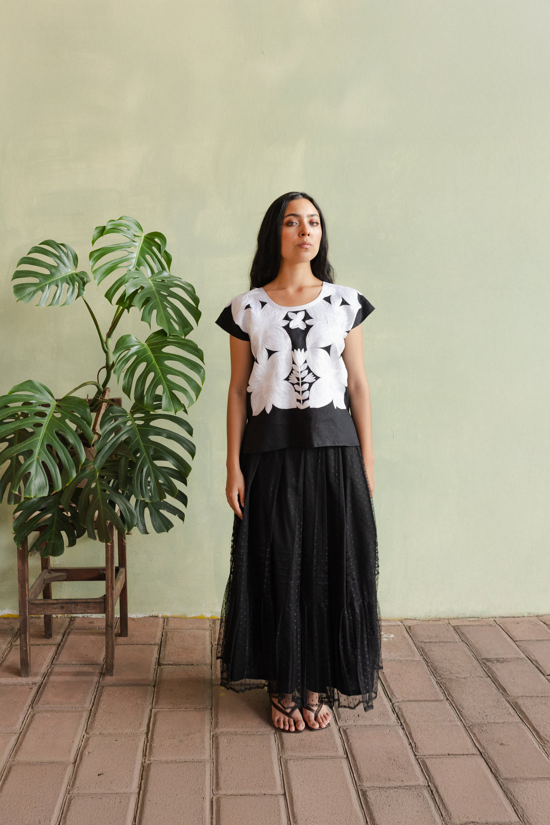Huipil Cuatro Pétalos Negro / Blanco