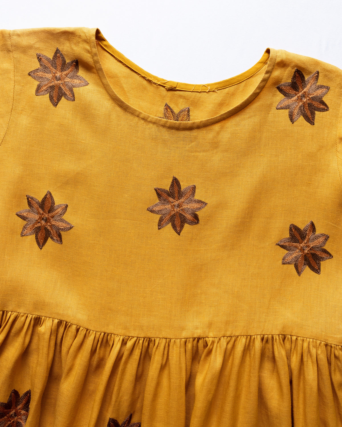 Vestido Flor Antigua Mostaza