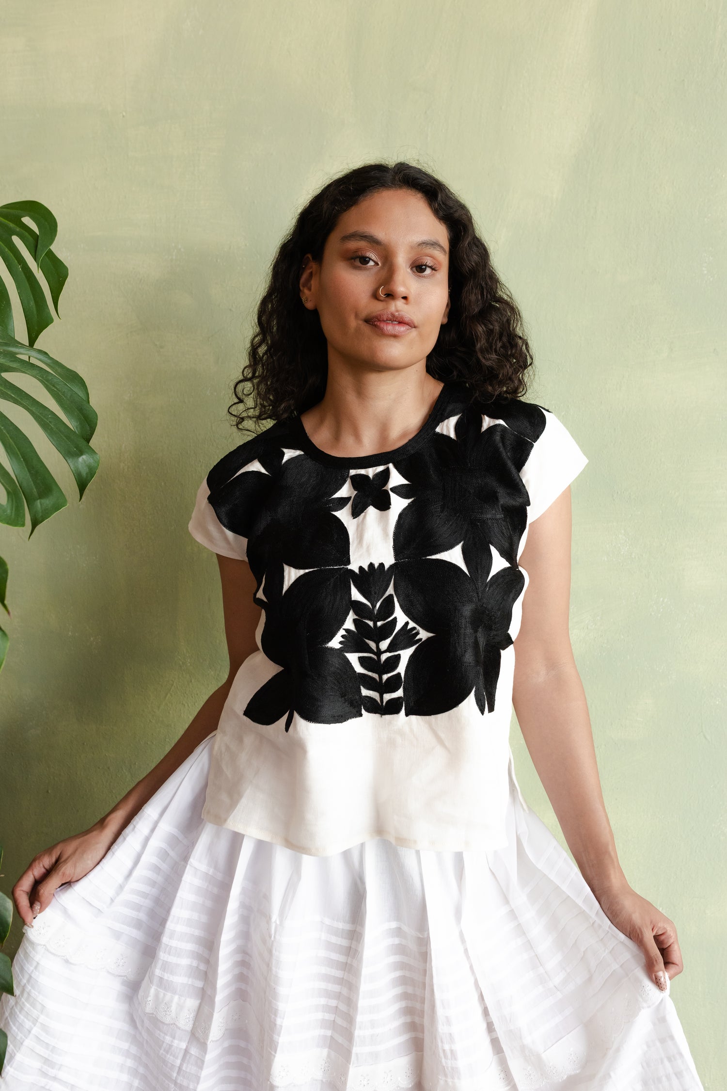 Huipil Cuatro Pétalos Perla / Negro