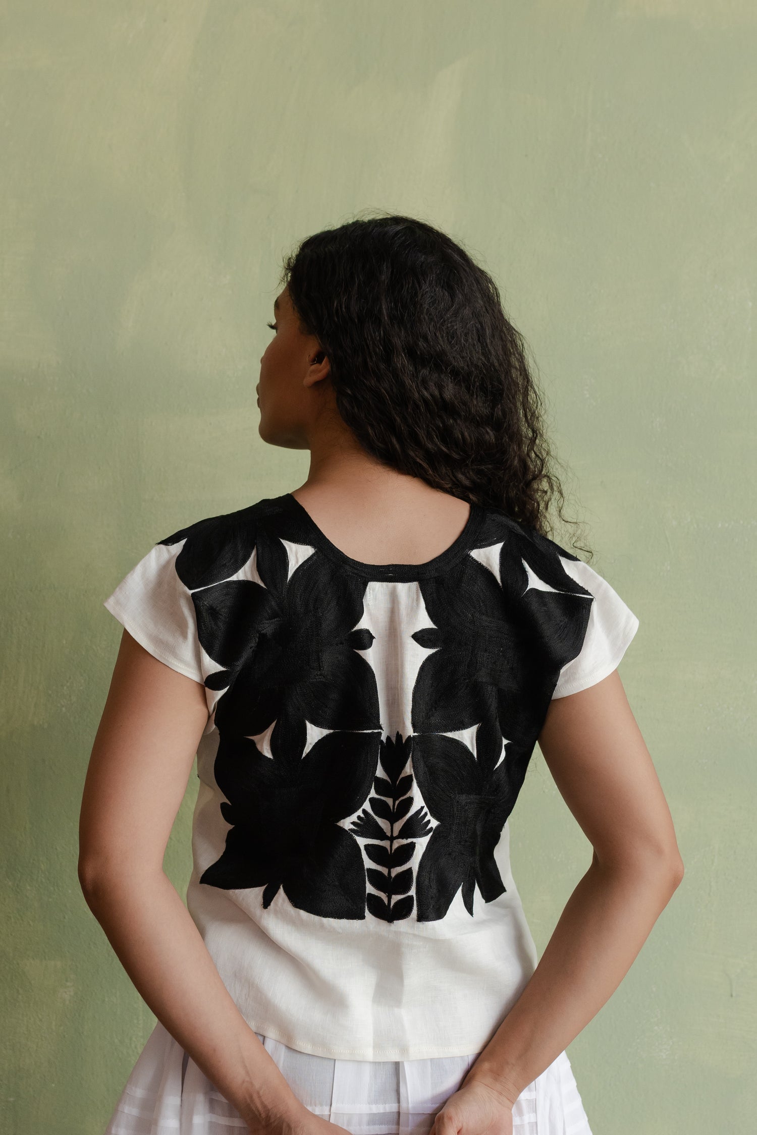 Huipil Cuatro Pétalos Perla / Negro
