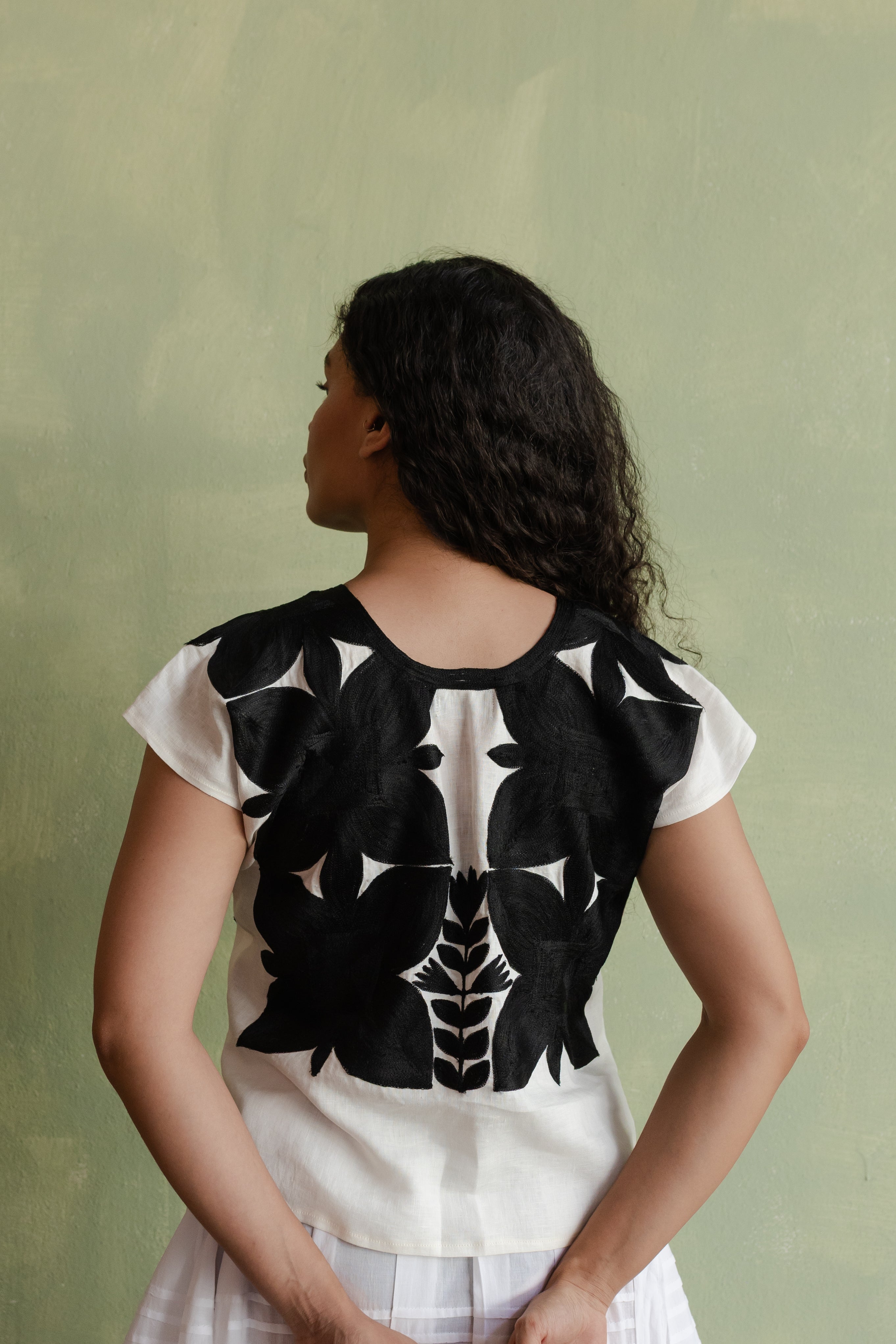 Huipil Cuatro Pétalos Perla / Negro