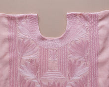 Cargar imagen en el visor de la galería, Huipil Magueyito Monocromático Rosa Pastel